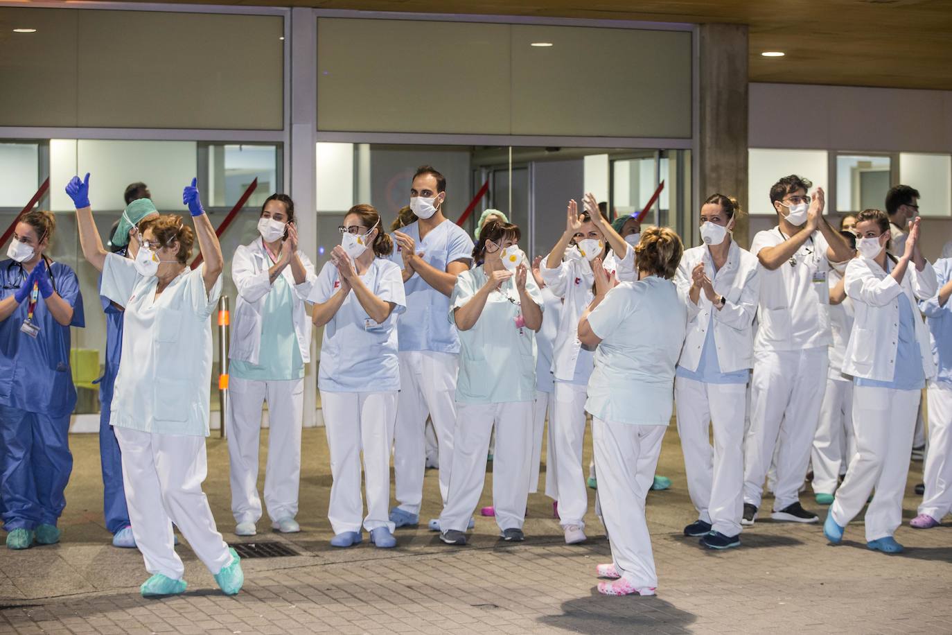 Fotos: Aplausos a los sanitarios a las puertas de Valdecilla