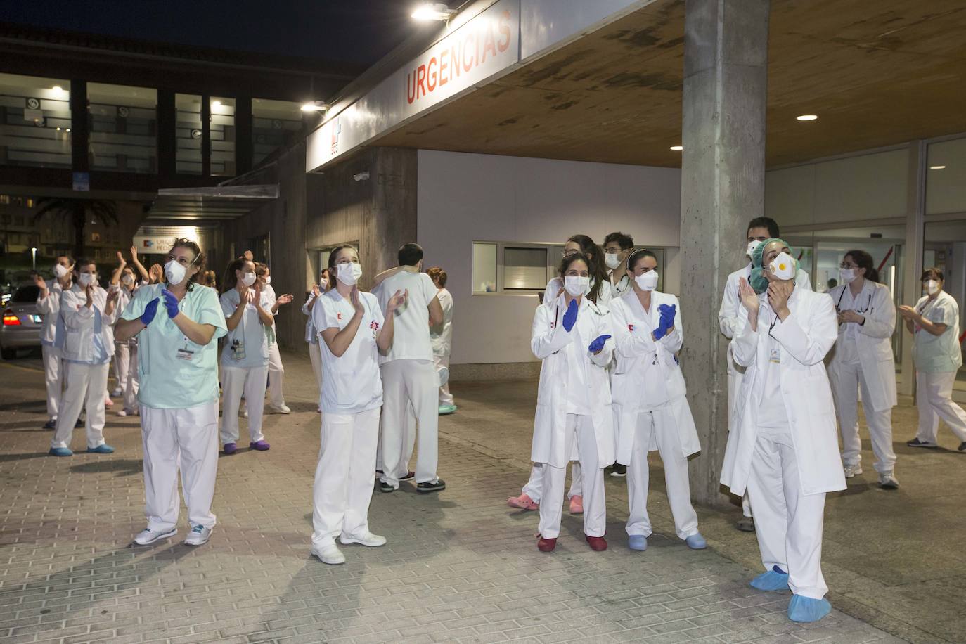 Fotos: Aplausos a los sanitarios a las puertas de Valdecilla