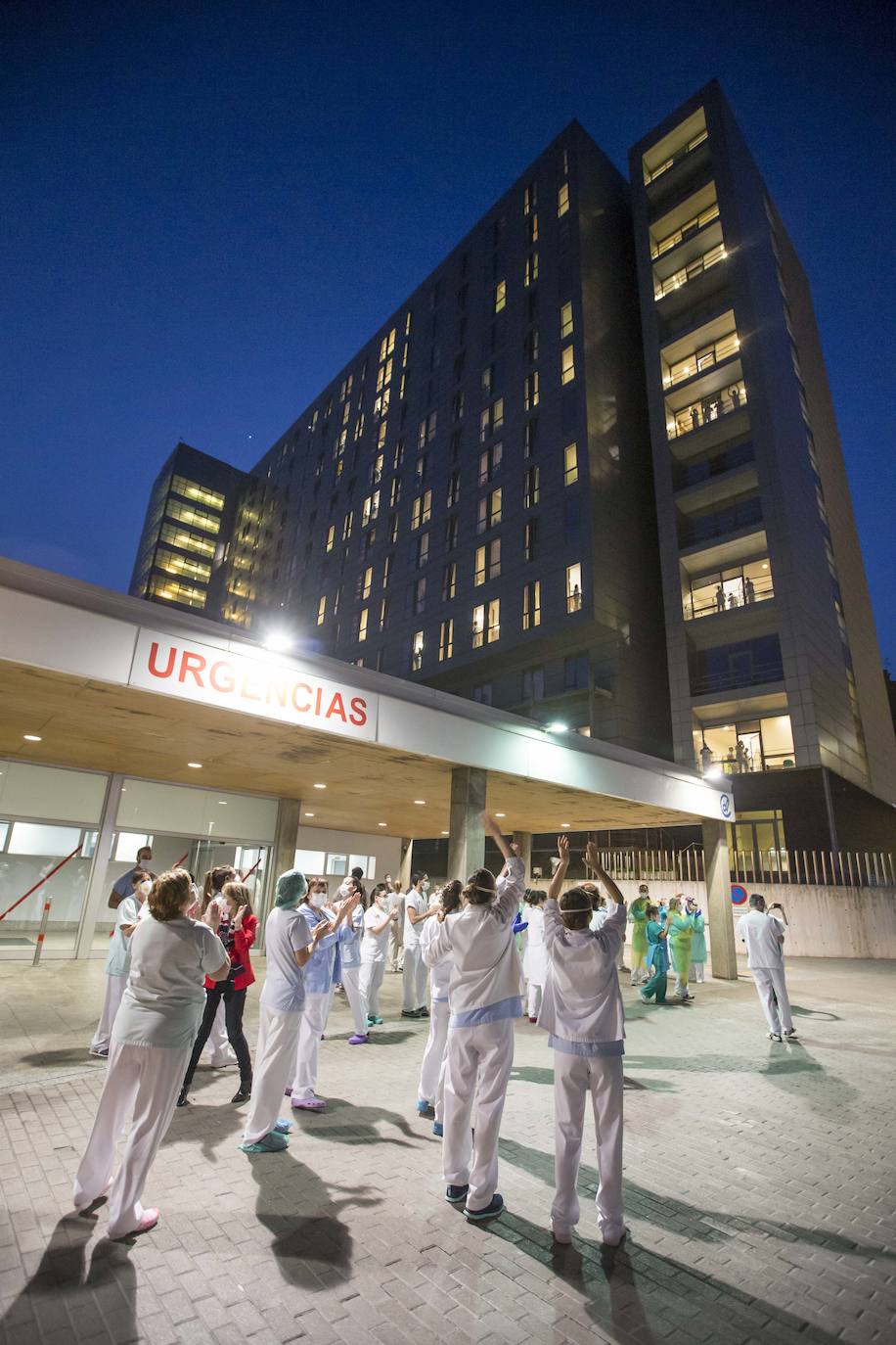 Fotos: Aplausos a los sanitarios a las puertas de Valdecilla