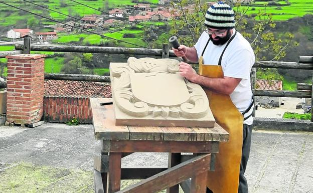 Vicente Diestro, en su taller, que contó con ayuda del Leader.