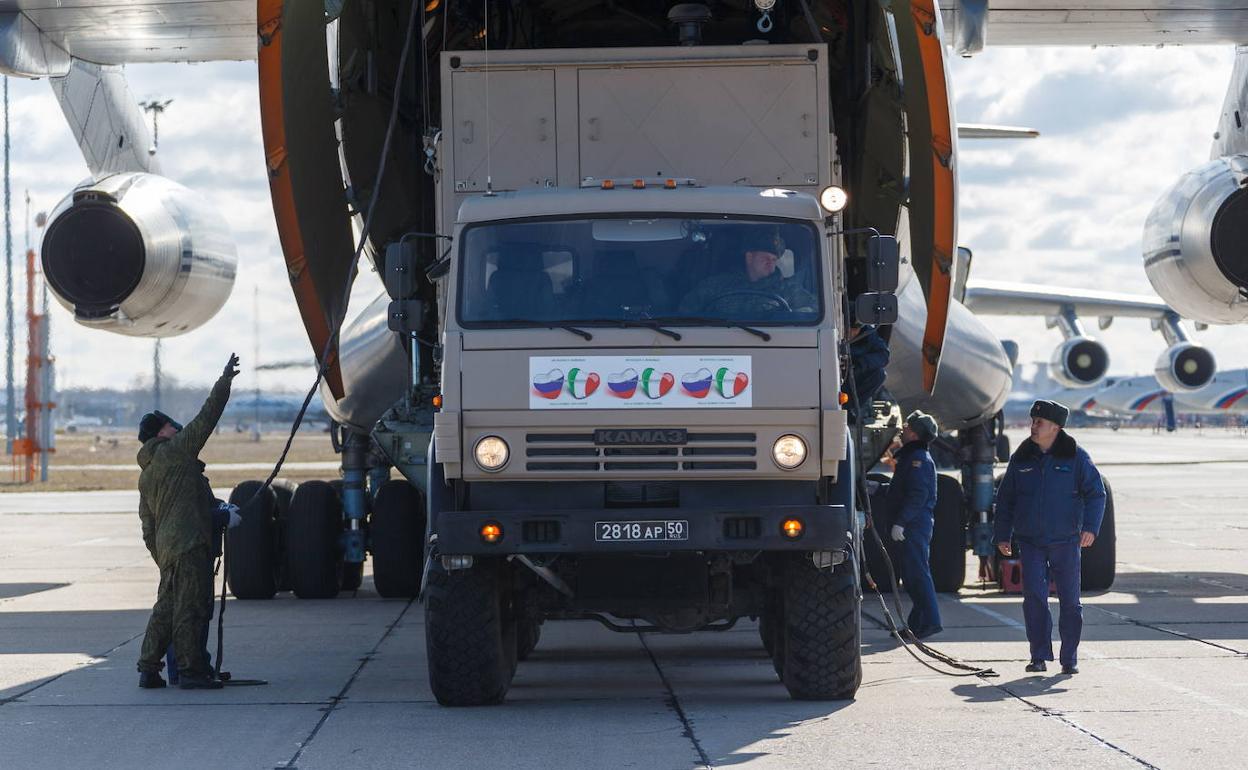 Militares rusos preparan uno de los aviones IL-76 que partirán hacia Italia.