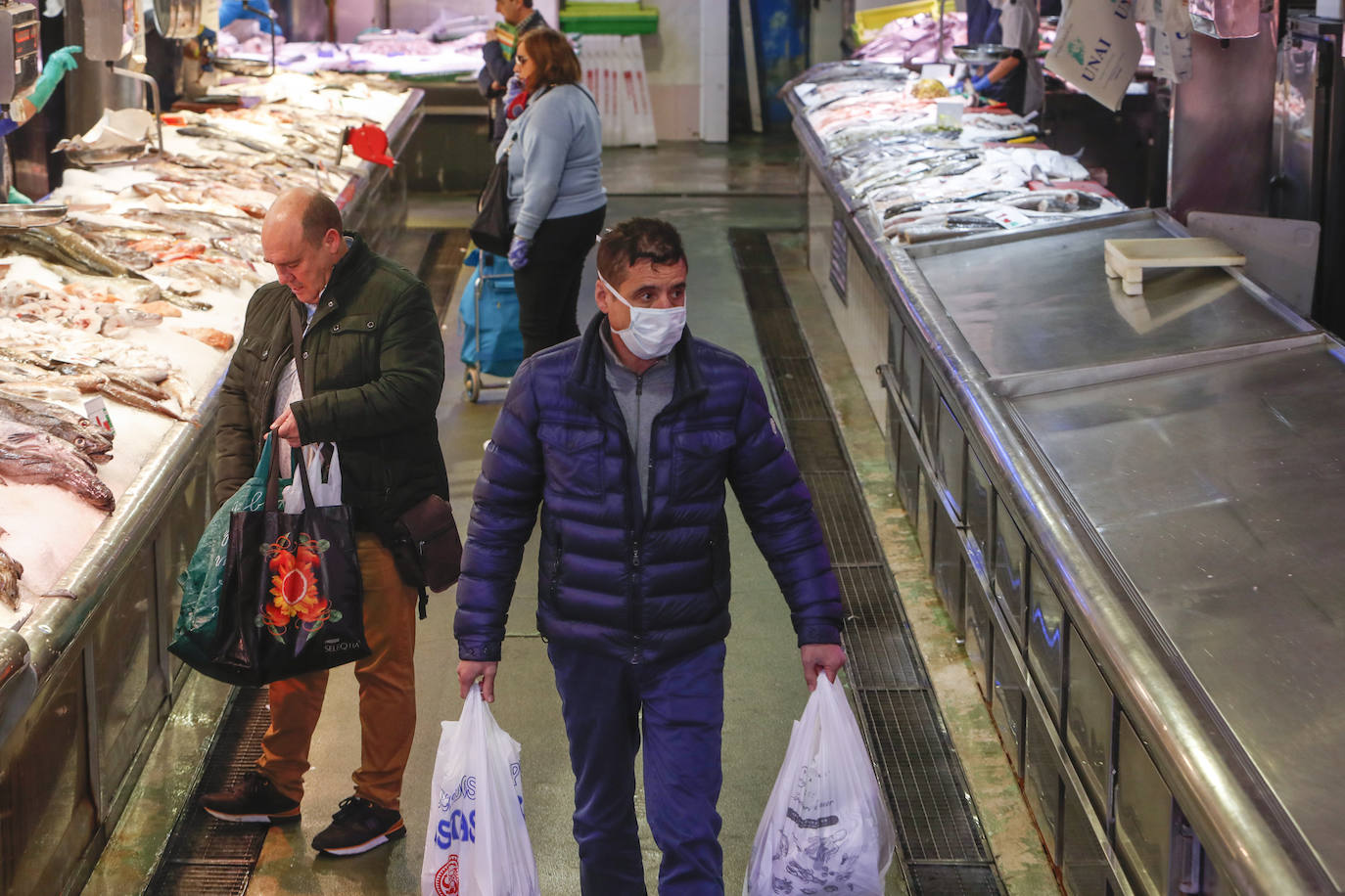 Fotos: Las insólitas imágenes del Mercado de la Esperanza un sábado de confinamiento