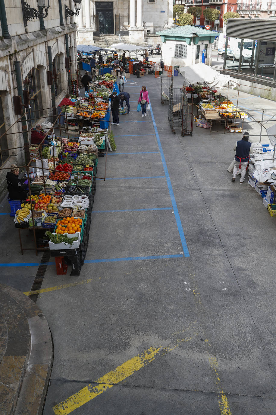 Fotos: Las insólitas imágenes del Mercado de la Esperanza un sábado de confinamiento