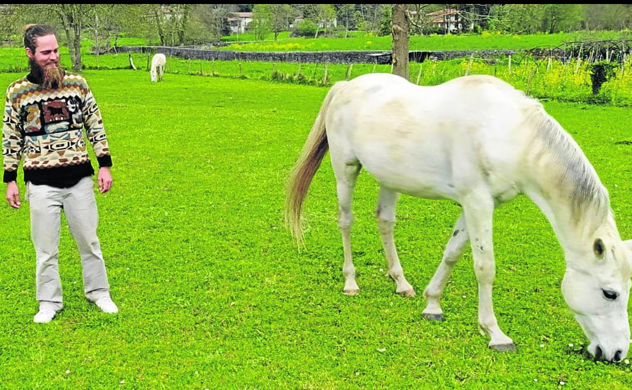 Jan-Bo, en un prado en el que pastan sus caballos durante estos días.