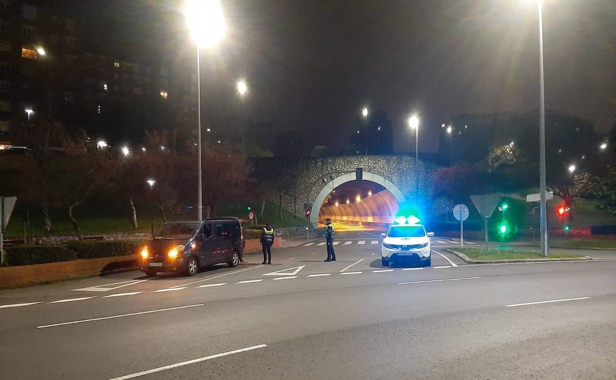 Control policial, anoche, en las inmediaciones del túnel de Tetuán.