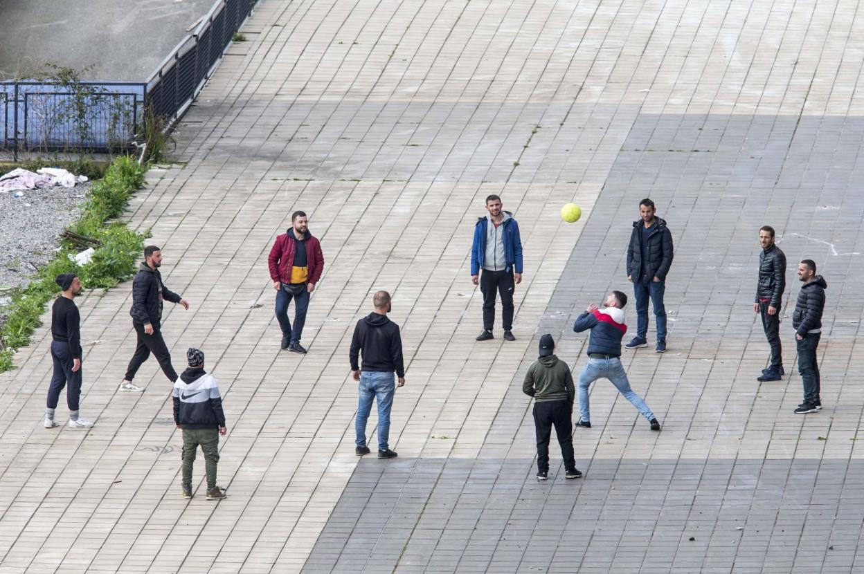 Un grupo de albaneses juega al balón durante su aislamiento en un edificio de Nueva Montaña.