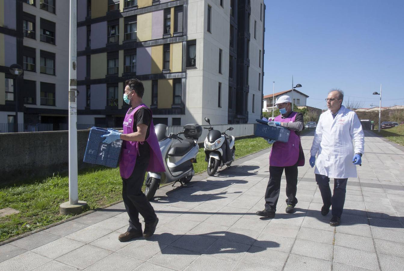 El catering 'Depersonas cocinando con sentido', que pertenece al área de empleo de Ampros (Asociación Cántabra en favor de las Personas con Discapacidad Intelectual), da de comer a 424 alumnos que residen en Santander, que reciben la comida en casa repartida por miembros de la propia asociación.