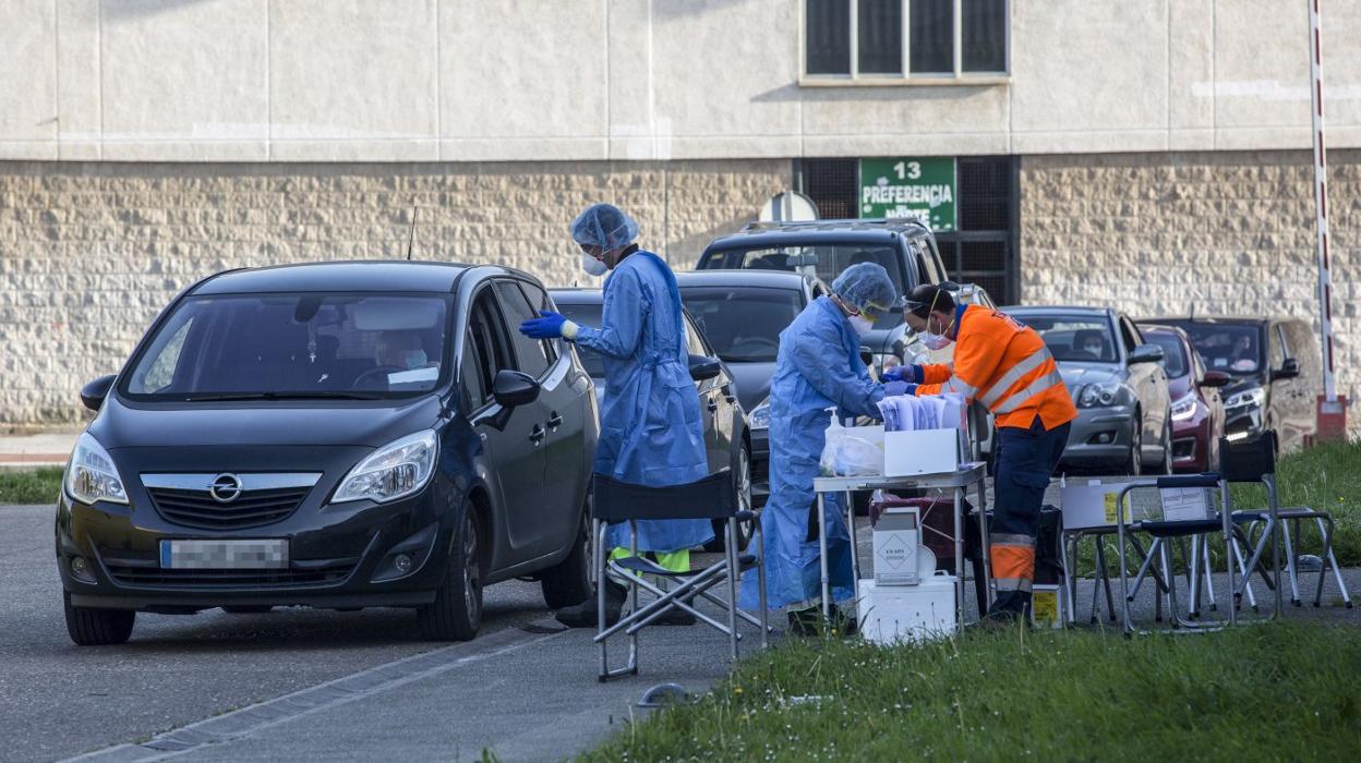 Recogida de muestras ayer, en el puesto de triaje instalado junto al centro de salud de El Sardinero para profesionales sanitarios y sociosanitarios, y demás colectivos esenciales. 