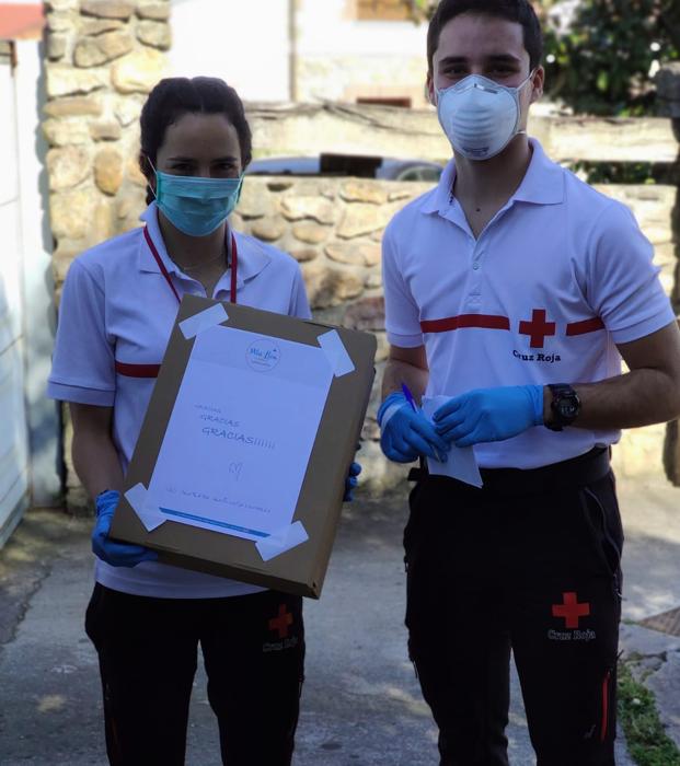 Los voluntarios de Cruz Roja que fueron a su casa a recoger las pantallas protectoras.