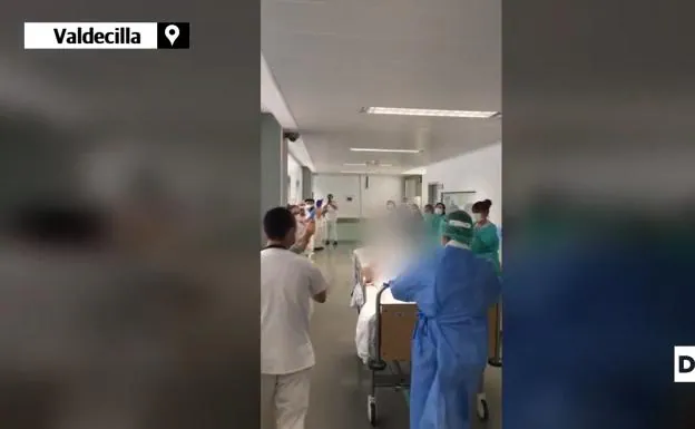 El primer paciente extubado de Valdecilla sale de la UCI entre aplausos