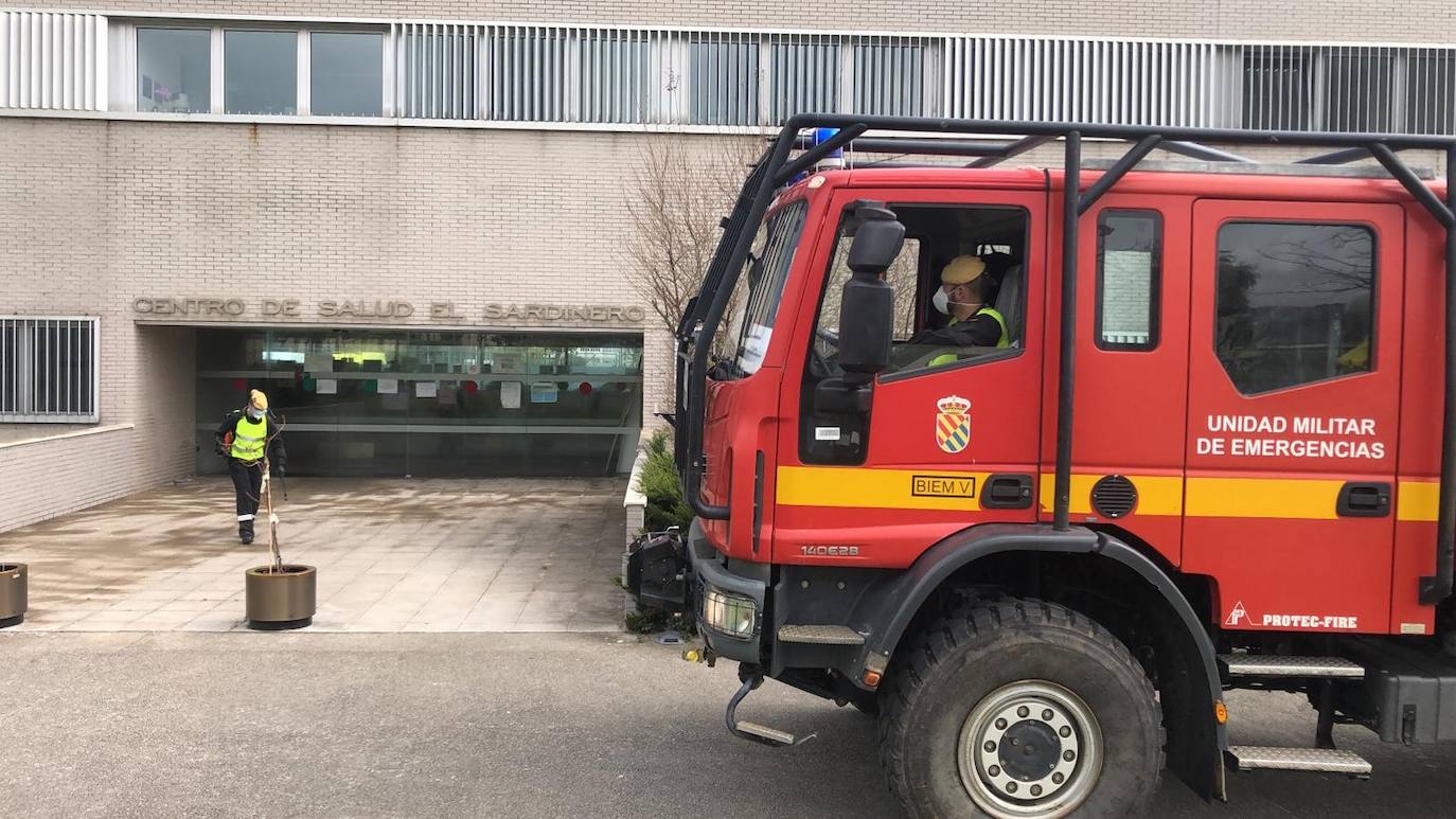 Casi un centenar de efectivos de la Unidad Militar de Emergencias de León está en la región, El equipo ha comenzado a trabajar en la zona de El Sardinero y en Valdecilla y centros de salud.