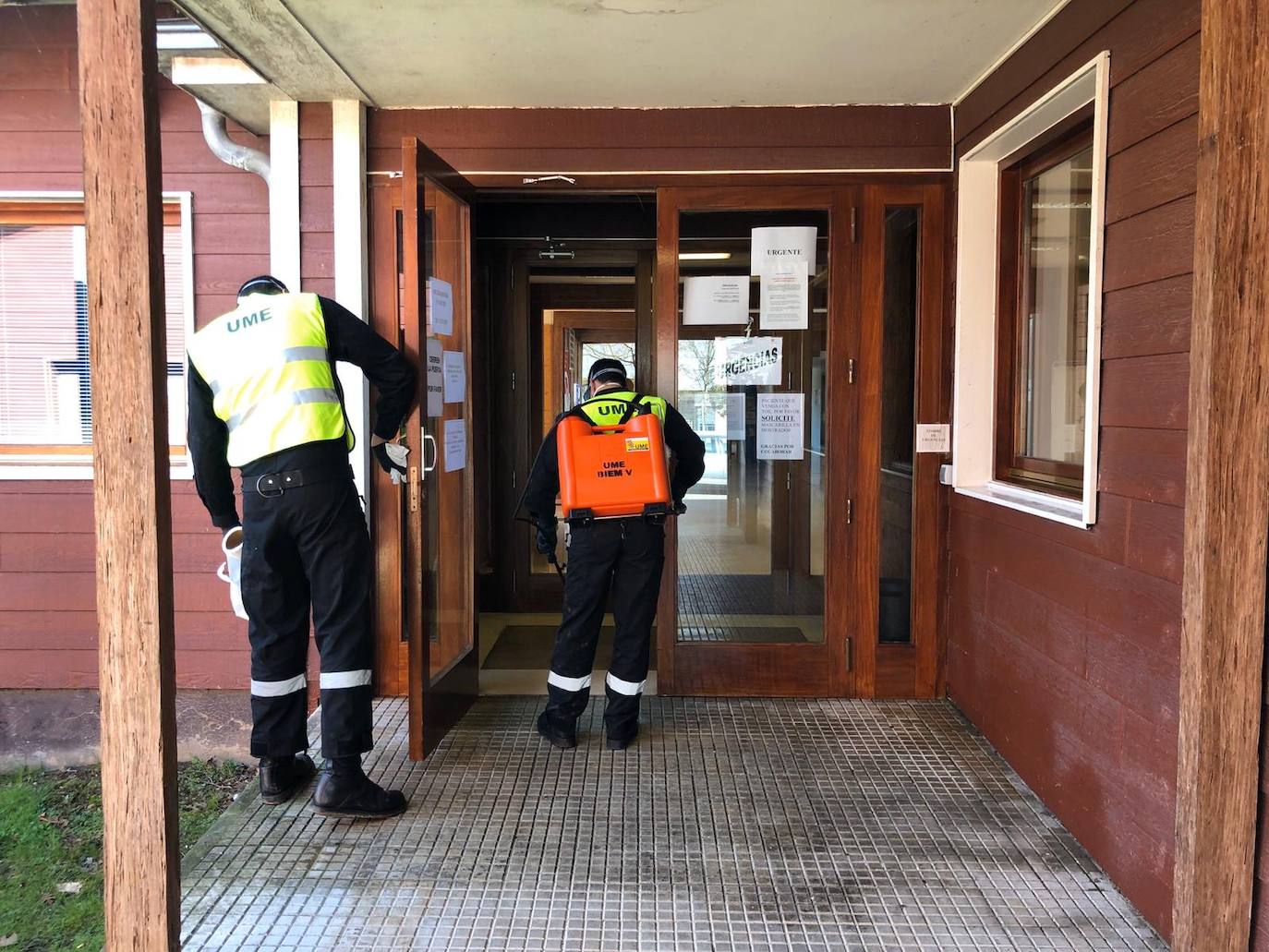 Casi un centenar de efectivos de la Unidad Militar de Emergencias de León está en la región, El equipo ha comenzado a trabajar en la zona de El Sardinero y en Valdecilla y centros de salud.