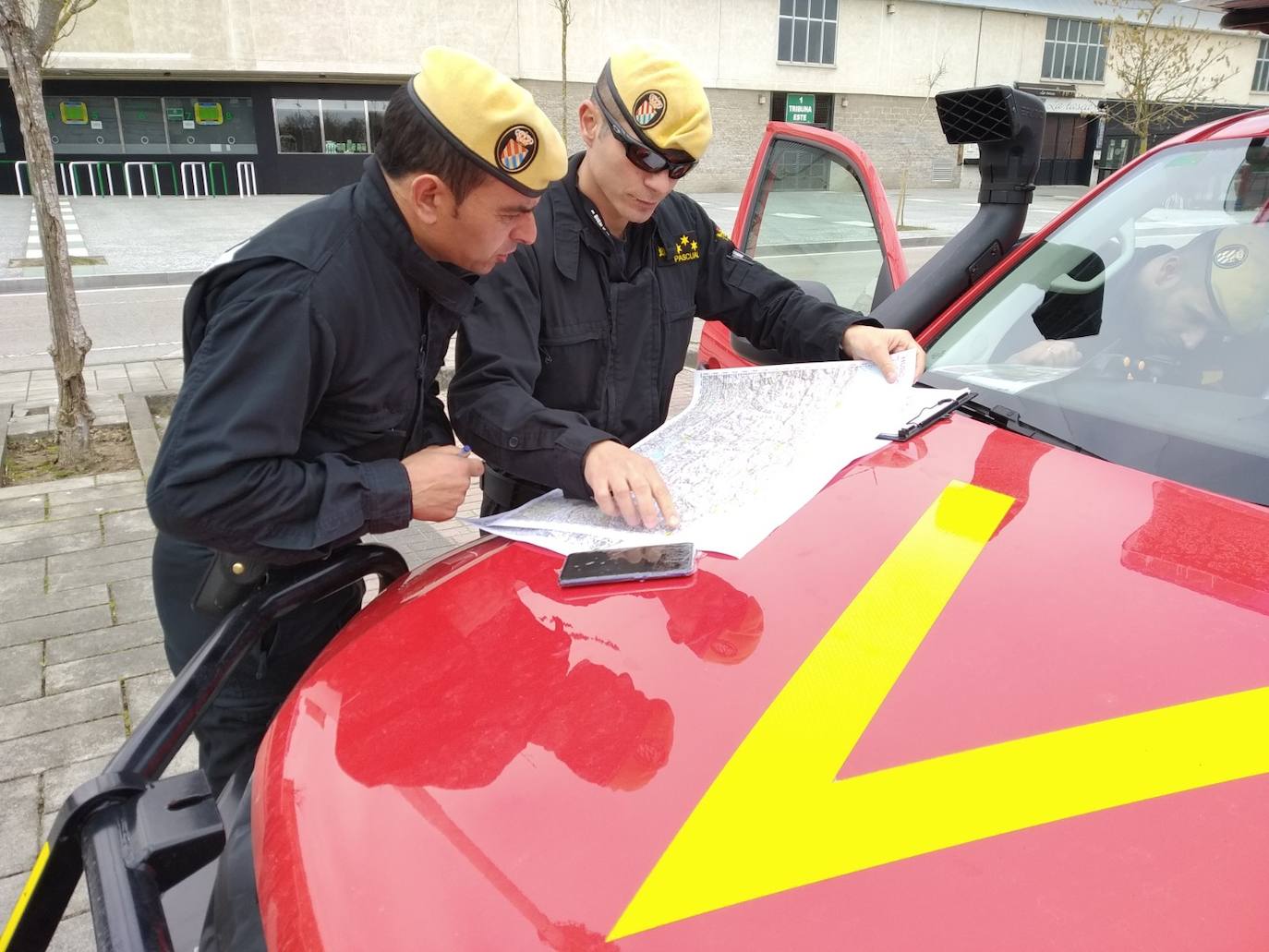 Casi un centenar de efectivos de la Unidad Militar de Emergencias de León está en la región, El equipo ha comenzado a trabajar en la zona de El Sardinero y en Valdecilla y centros de salud.