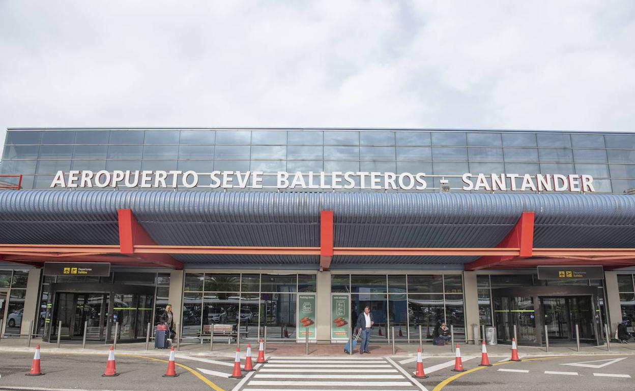 La terminal del aeropuerto sólo estará abierta al público para atender el vuelo con Madrid