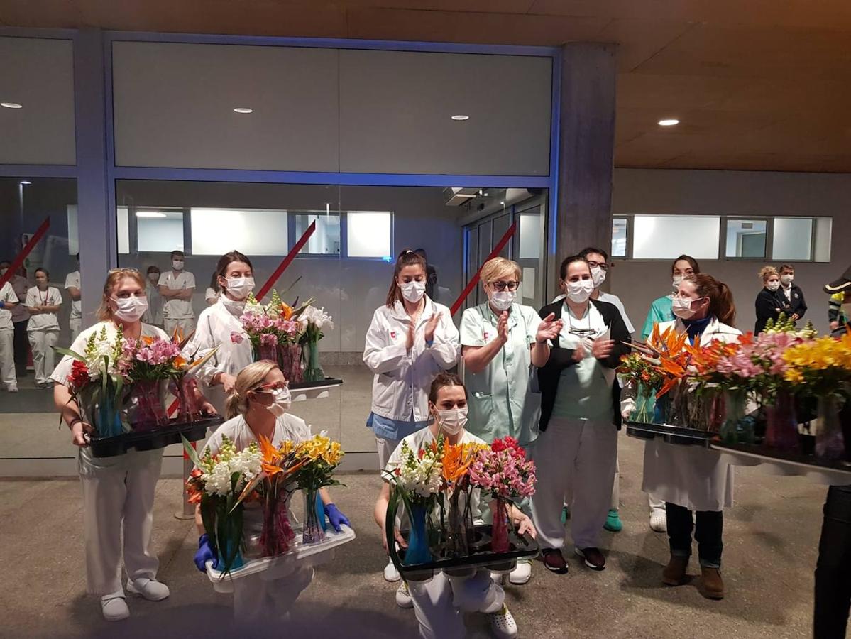 La Asociación Cántabra de Empresarios Floristas (ACEF) ha homenajeado a los sanitarios y agentes de las Fuerzas y Cuerpos de Seguridad sumándose al aplauso diario que la ciudadanía les dedica a las ocho de la tarde y entregando 40 ramos de flores a los profesionales reunidos en la zona de urgencias del Hospital Universitario Marqués de Valdecilla (médicos, enfermeros, auxiliares y todo el personal sanitario y policial) por el trabajo que están realizando en esta situación de crisis sanitaria provocada por el coronavirus.