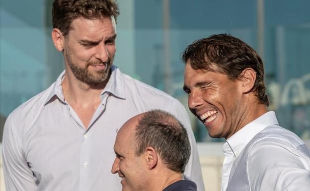 Pau Gasol y Rafa Nadal, en el acto de graduación de la segunda promoción de la academia del tenista.