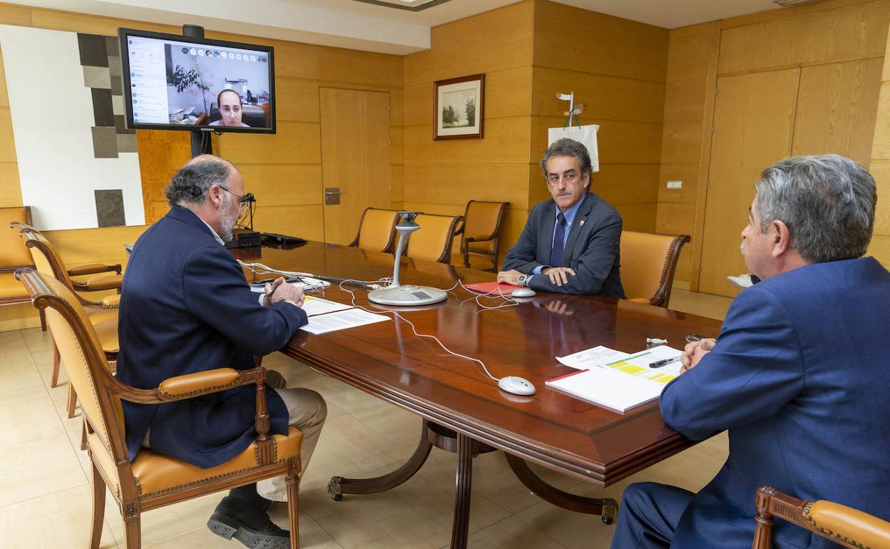 Javier Carrión, Francisco Martín y Miguel Ángel Revilla en la presentación de esta ayuda hace varios días