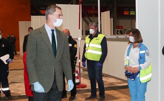 El Rey visita el hospital de campaña instalado en Ifema: «Es una fuente de esperanza»