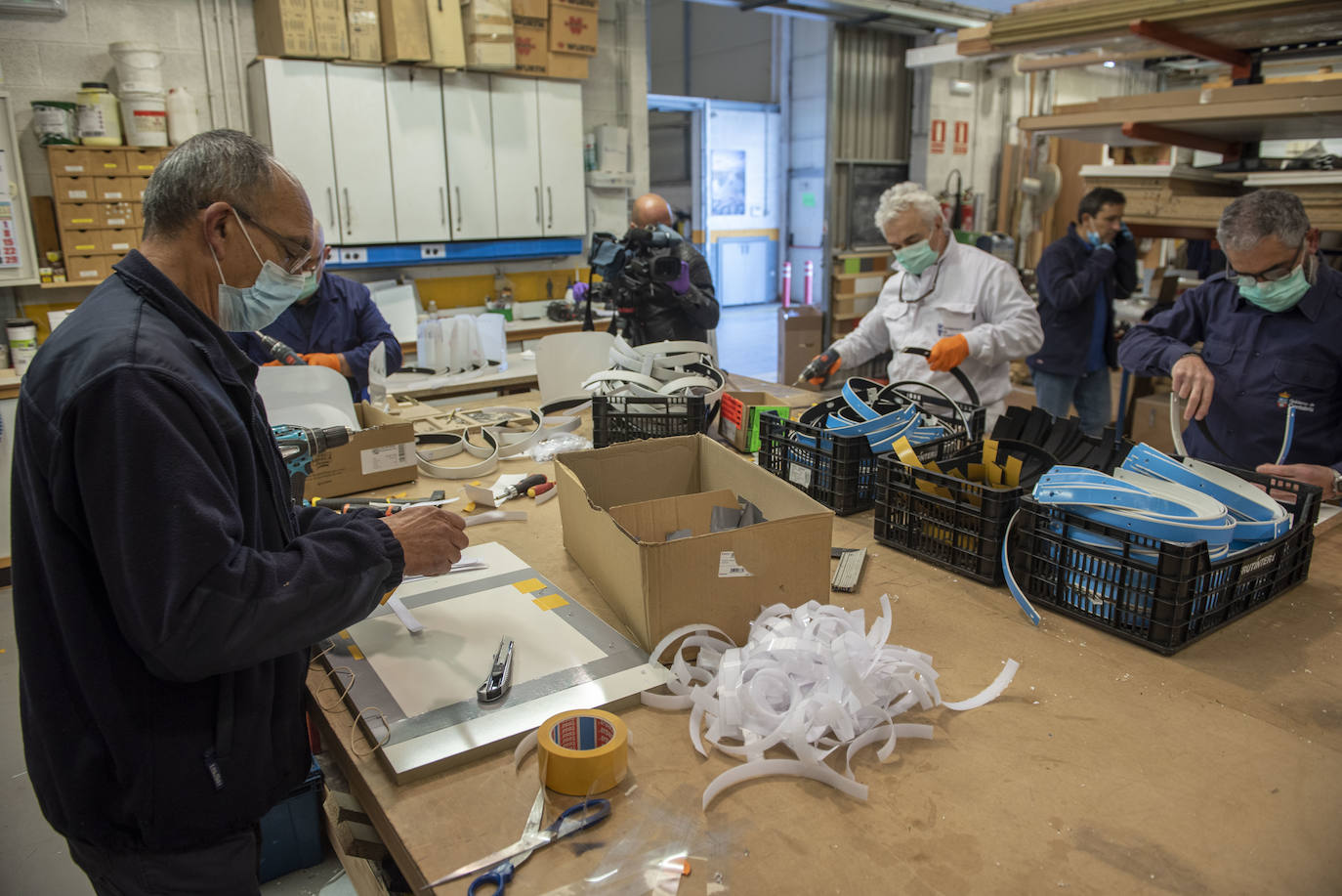 Fotos: Los talleres del Gobierno de Cantabria fabrican material de protección