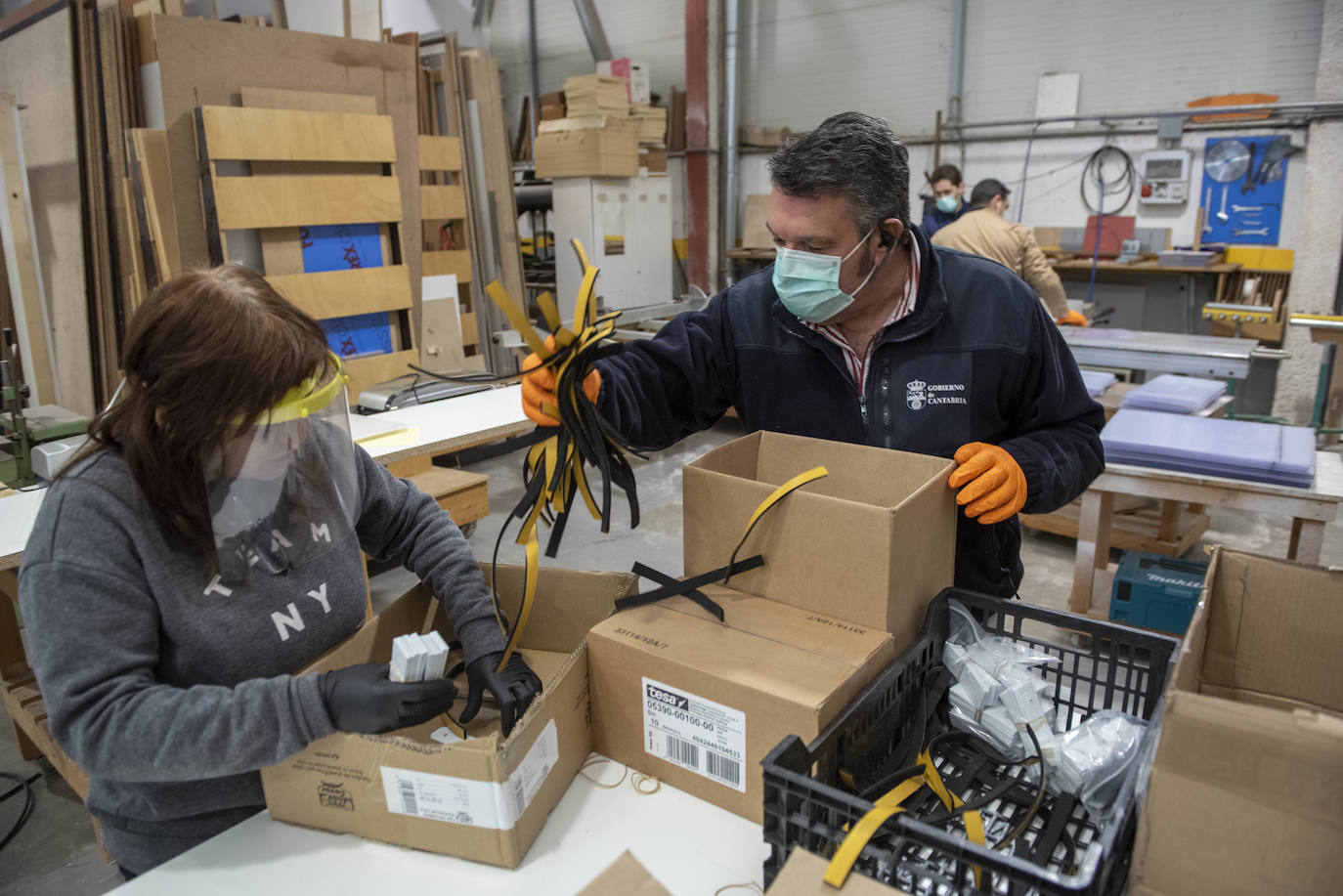 Fotos: Los talleres del Gobierno de Cantabria fabrican material de protección