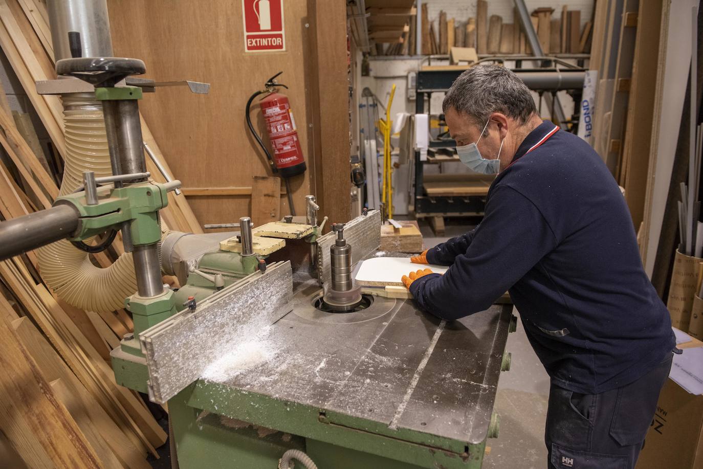 Fotos: Los talleres del Gobierno de Cantabria fabrican material de protección