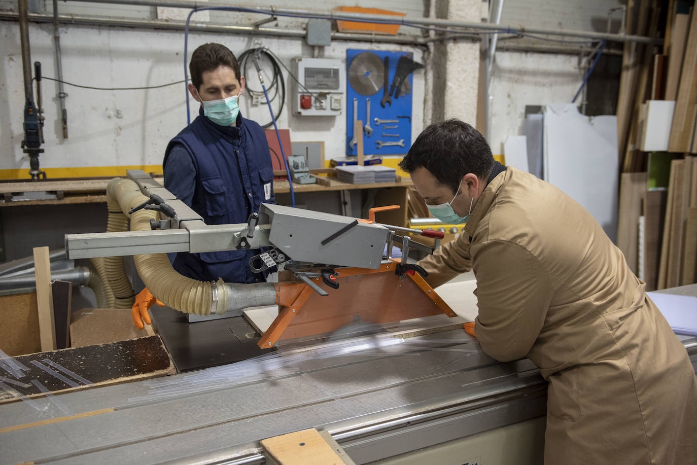 Fotos: Los talleres del Gobierno de Cantabria fabrican material de protección