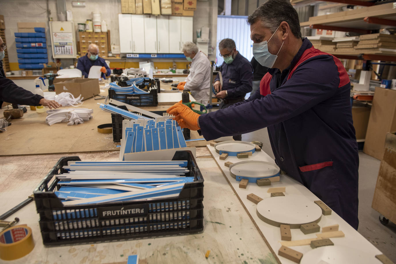 Fotos: Los talleres del Gobierno de Cantabria fabrican material de protección