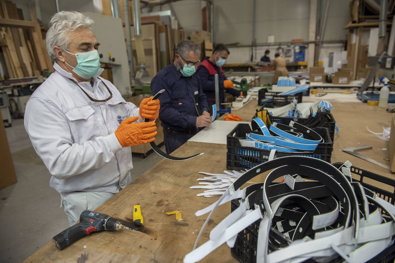 Fotos: Los talleres del Gobierno de Cantabria fabrican material de protección