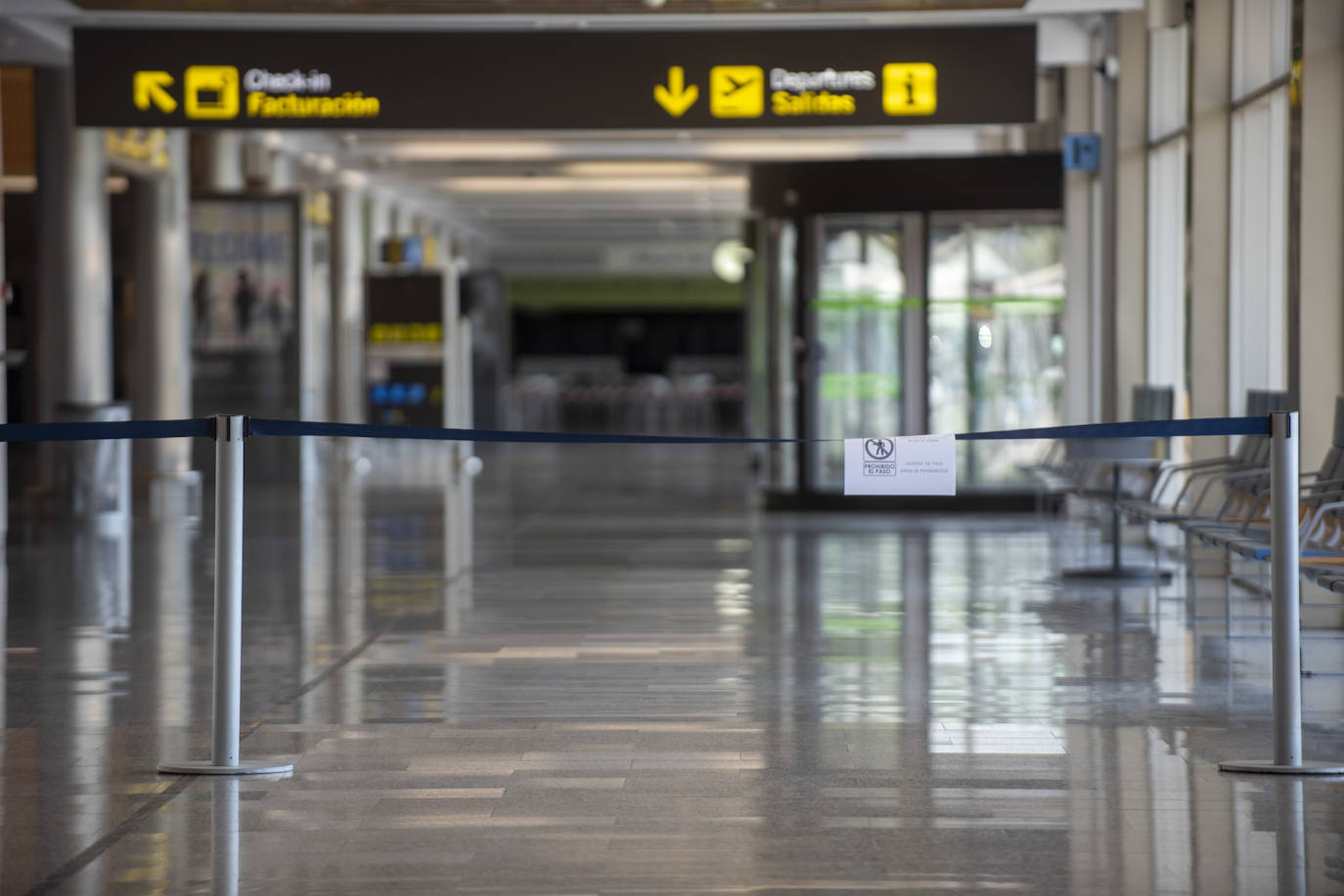 Interior del aeropuerto Seve Ballesteros.