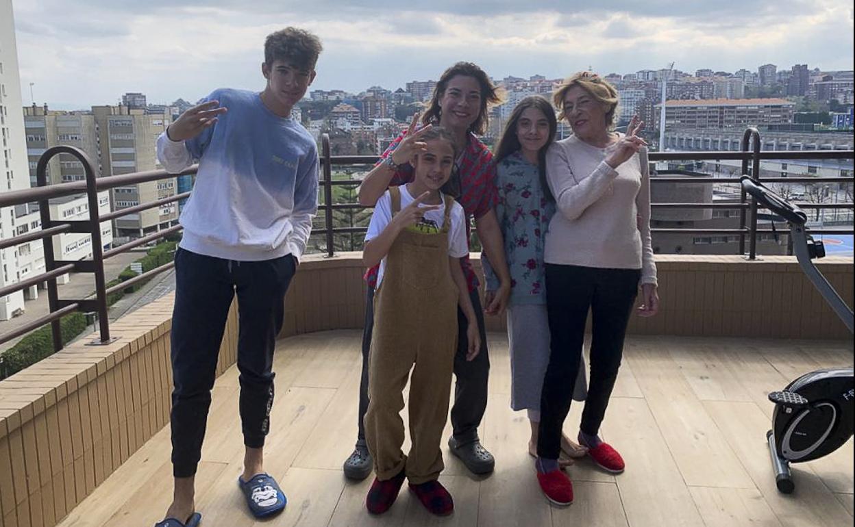 Nicolás, Leyre madre y Leyre hija. Carlota y la abuela Rosa, en la terraza a la que salen a aplaudir, a tocar la guitarra y a hacer deporte. 