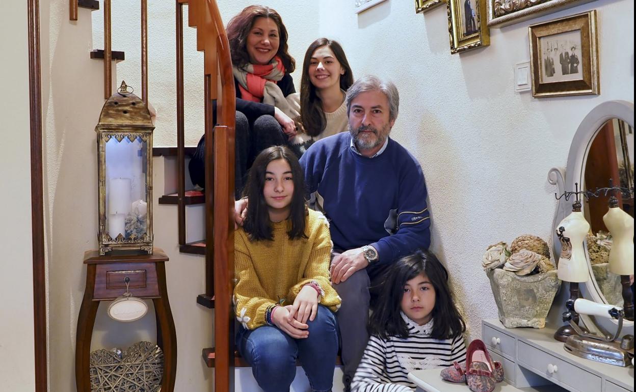 De arriba a abajo, Nerea, Maider, Eduardo, Naia y la pequeña Mara, en las escaleras de su casa. 