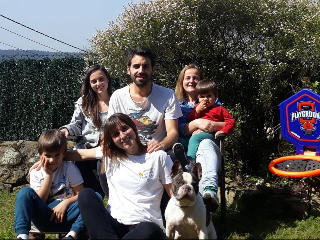 Emma, Alex, Palmira, Marco, Nala, Samira y Enzo, en el jardín de su casa. dm