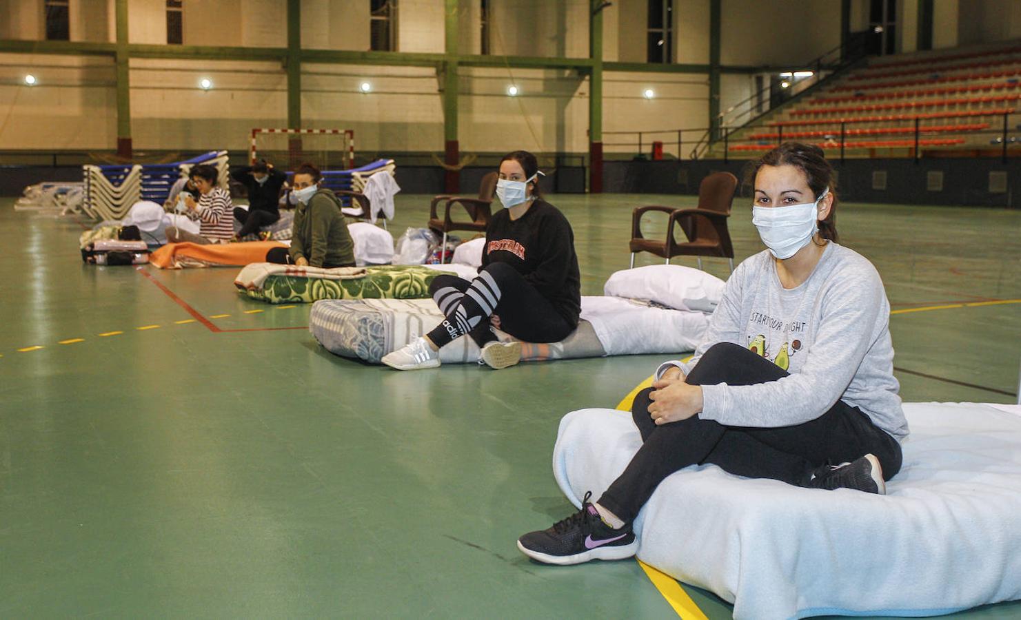 Los empleados de Cadmasa viven confinados en un polideportivo de Los Corrales de Buelna