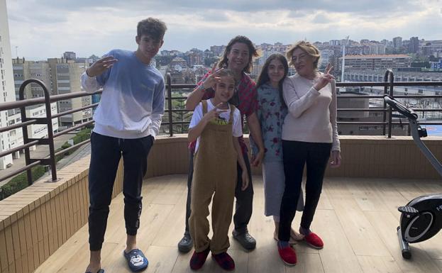 Nicolás, Leyre madre y Leyre hija. Carlota y la abuela Rosa, en la terraza a la que salen a aplaudir, a tocar la guitarra y a hacer deporte. 