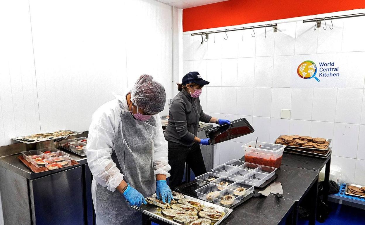 Dos mujeres preparan alimentos en la ONG de José Andrés.