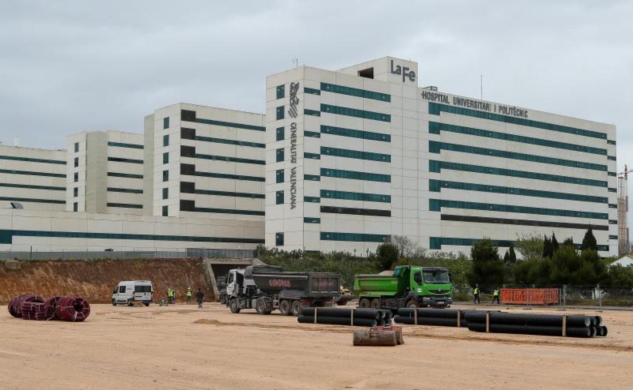 Obras de construcción del Hospital de Campaña junto al Hospital de la Fe en Valencia.