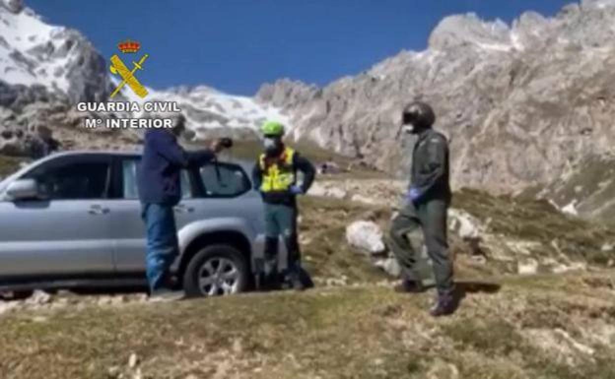 La Guardia Civil denuncia a un hombre por acampar en su coche en Picos de Europa