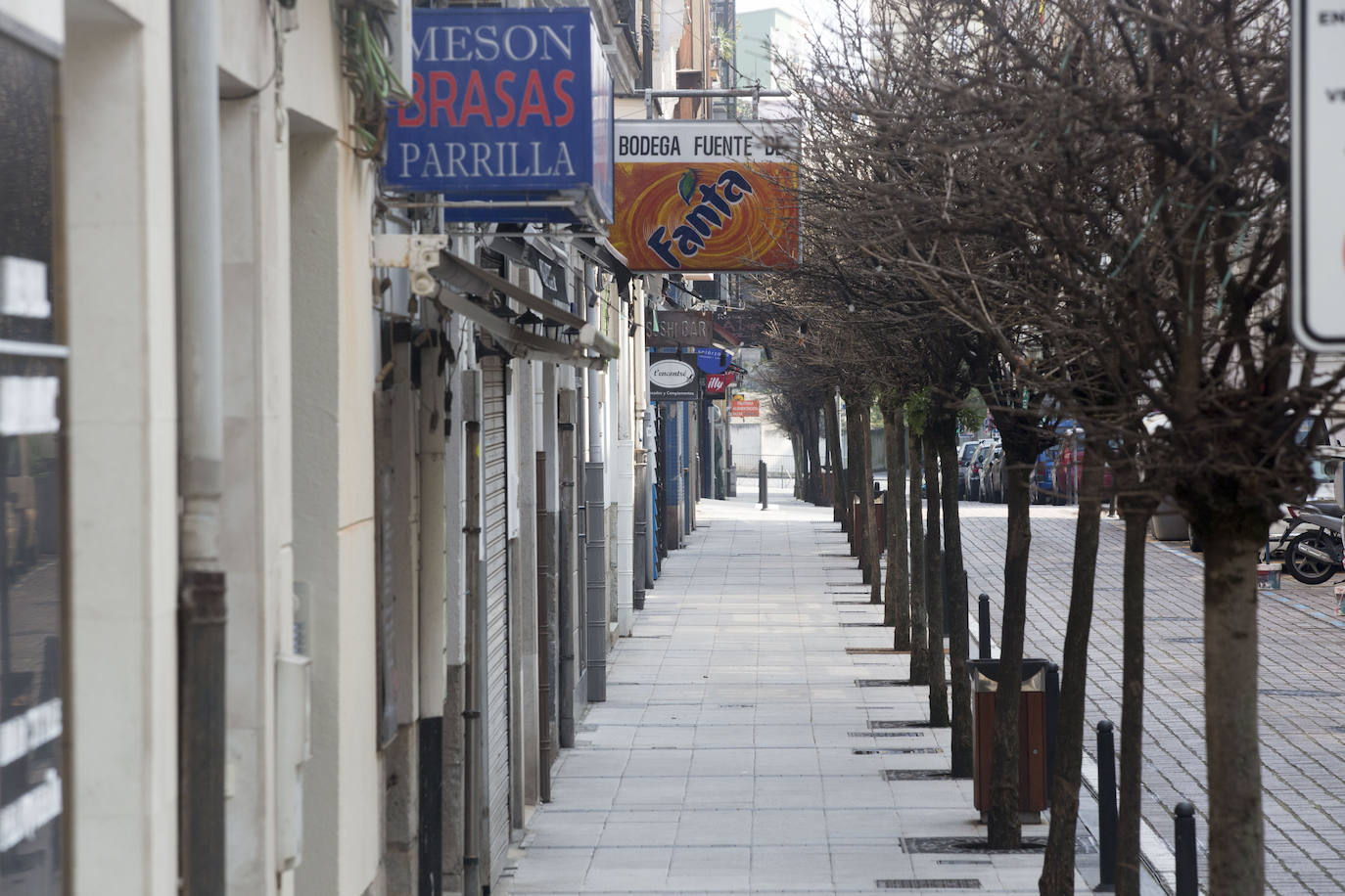 Calles vacías en santander donde todos los domingos se amontonaba la gente para tomar el vermú, unos blancos y las rabas. Autovías y el paseo marítimo, también sin gente.