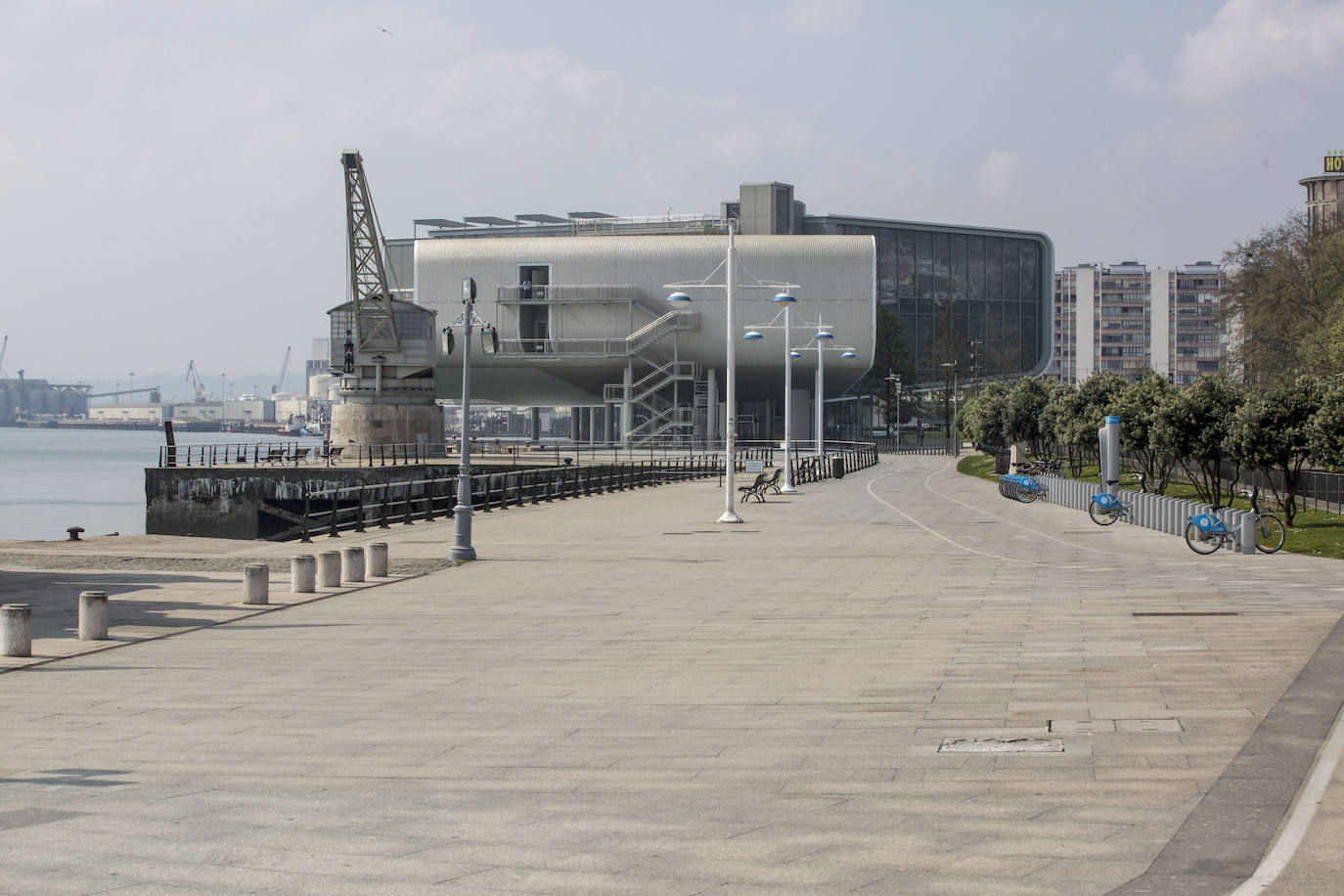 Calles vacías en santander donde todos los domingos se amontonaba la gente para tomar el vermú, unos blancos y las rabas. Autovías y el paseo marítimo, también sin gente.