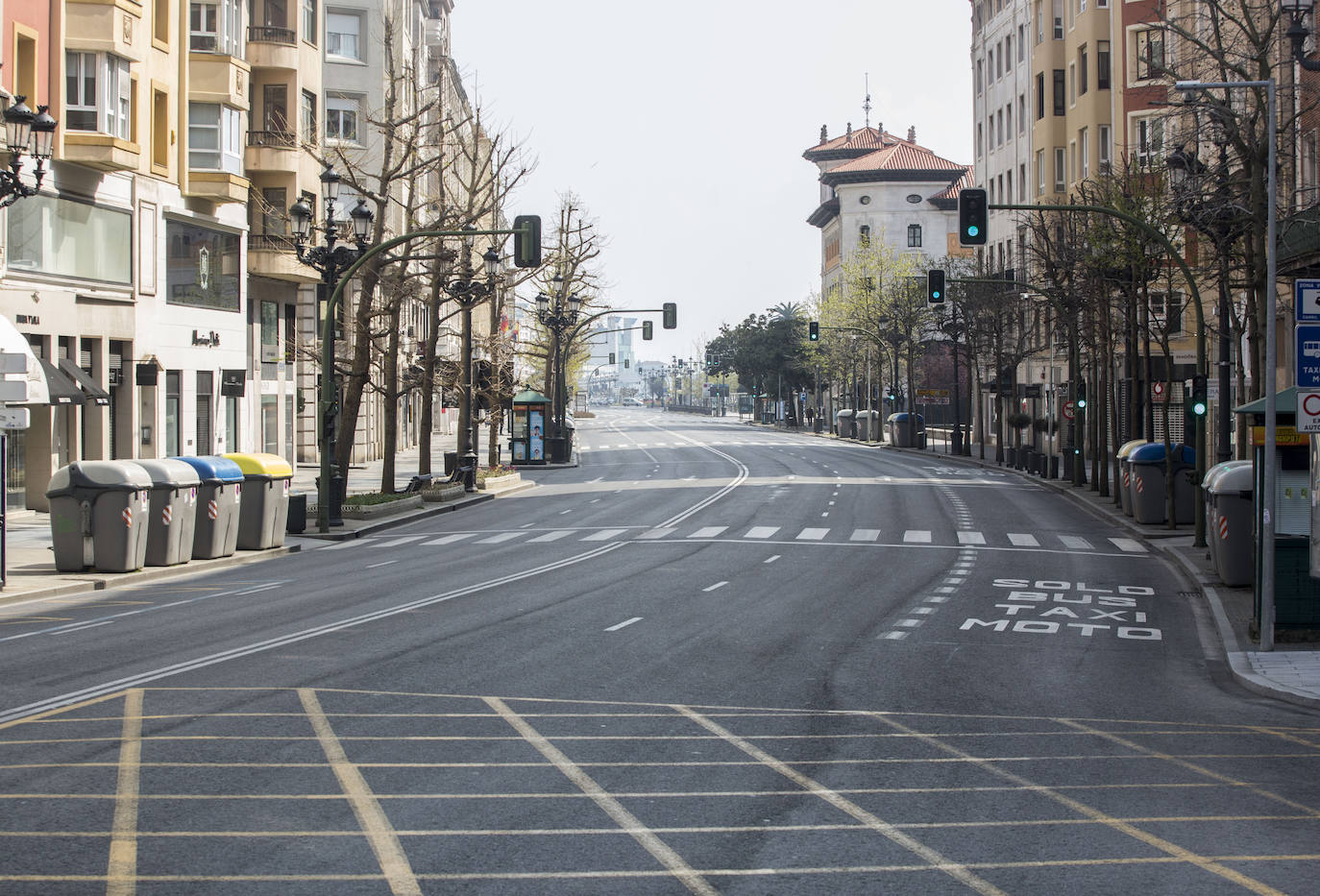 Calles vacías en santander donde todos los domingos se amontonaba la gente para tomar el vermú, unos blancos y las rabas. Autovías y el paseo marítimo, también sin gente.