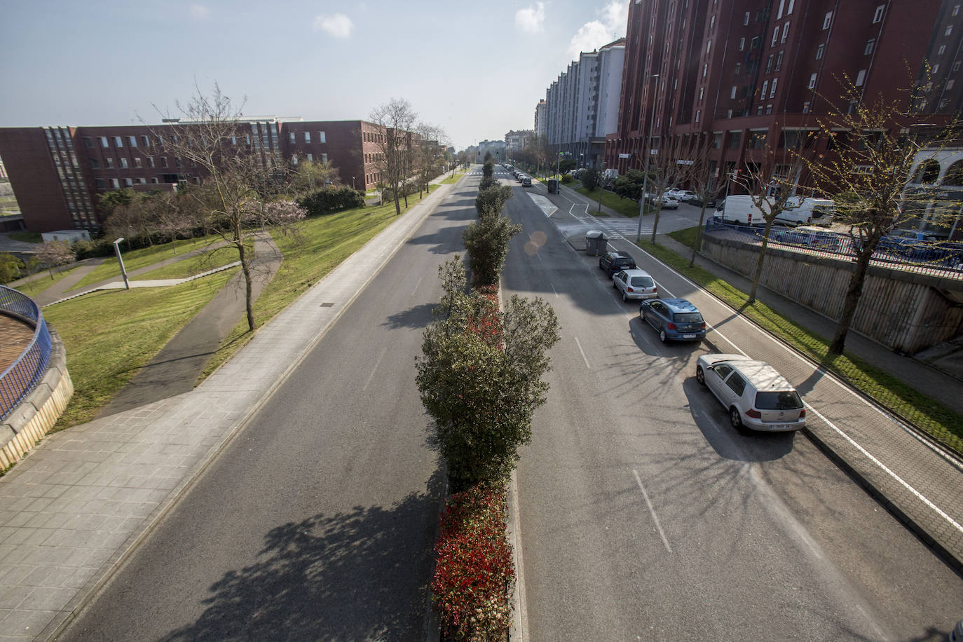 Calles vacías en santander donde todos los domingos se amontonaba la gente para tomar el vermú, unos blancos y las rabas. Autovías y el paseo marítimo, también sin gente.