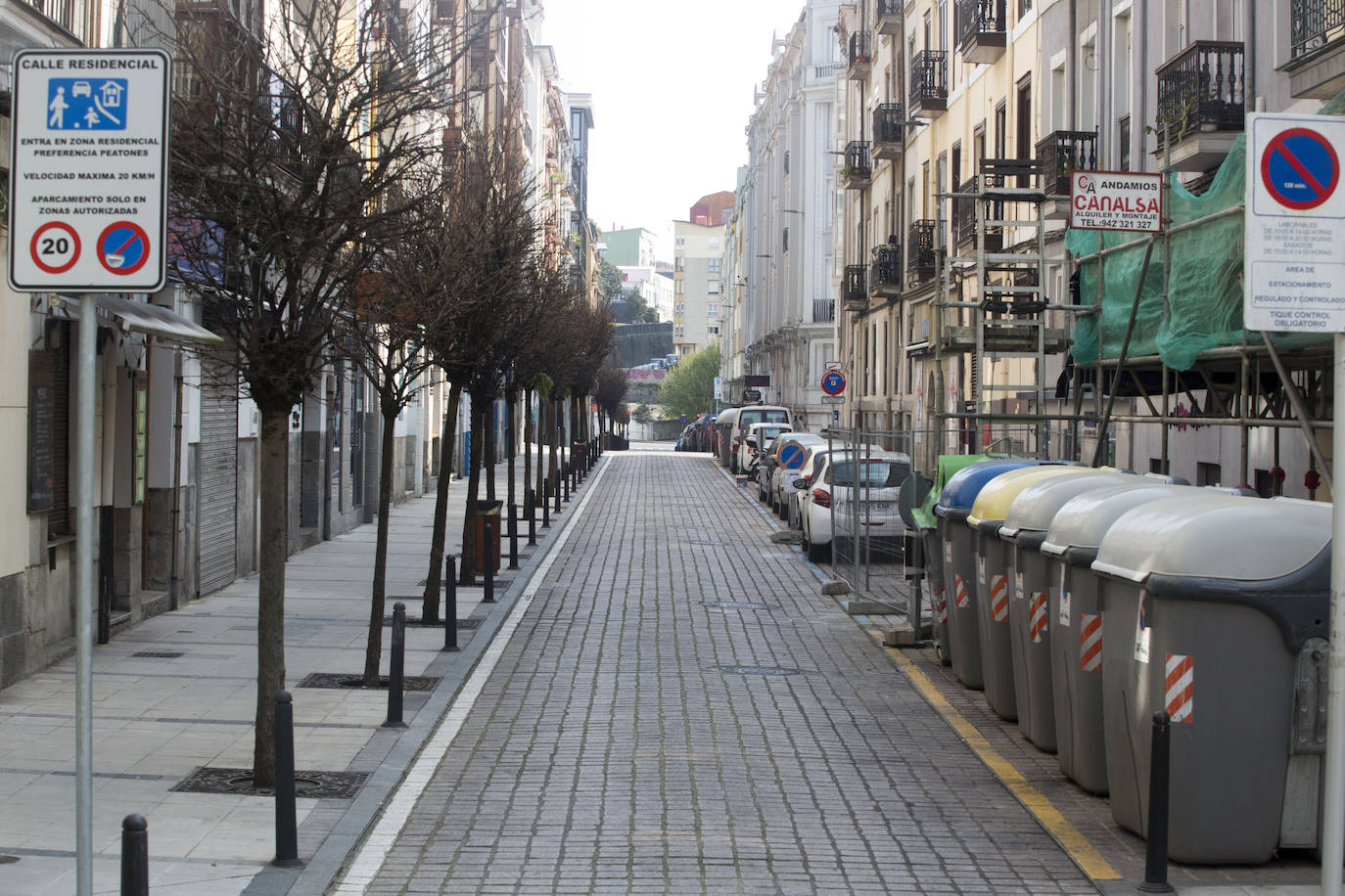 Calles vacías en santander donde todos los domingos se amontonaba la gente para tomar el vermú, unos blancos y las rabas. Autovías y el paseo marítimo, también sin gente.