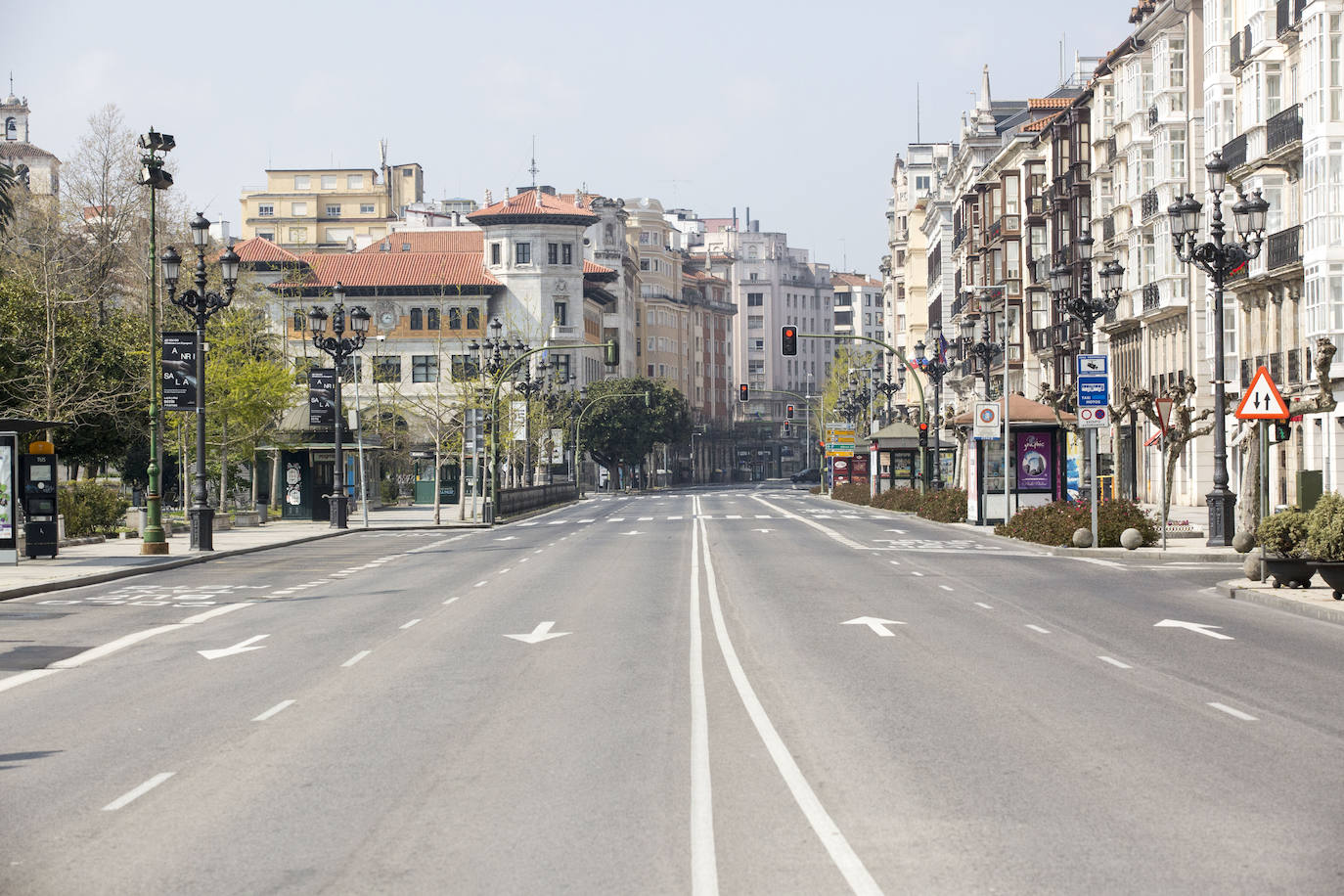 Calles vacías en santander donde todos los domingos se amontonaba la gente para tomar el vermú, unos blancos y las rabas. Autovías y el paseo marítimo, también sin gente.