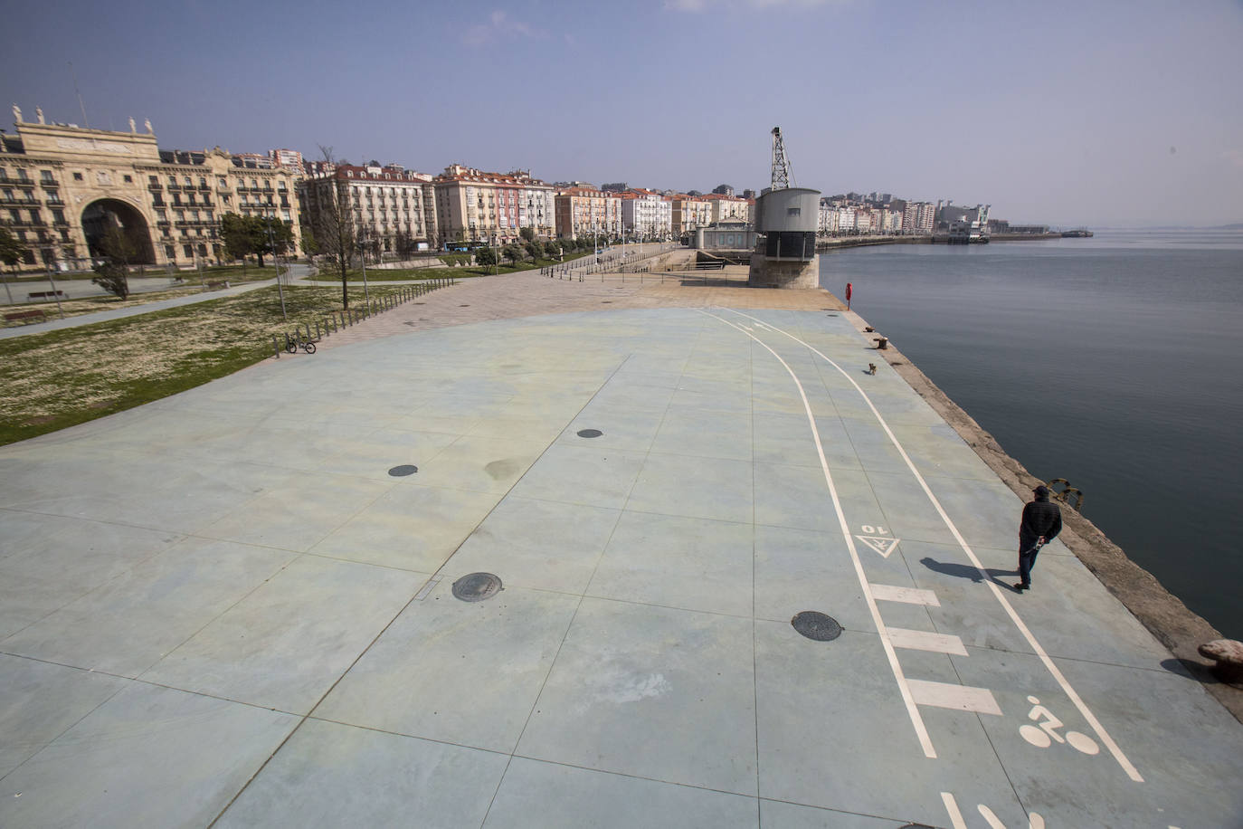 Calles vacías en santander donde todos los domingos se amontonaba la gente para tomar el vermú, unos blancos y las rabas. Autovías y el paseo marítimo, también sin gente.