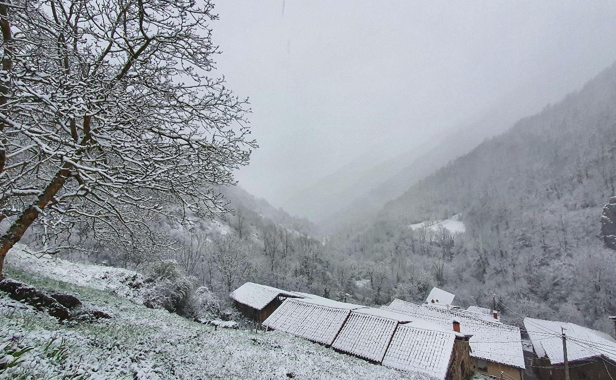 Imagen de Las Ilces, un pequeño pueblo de Liébana que ha amanecido blanco.