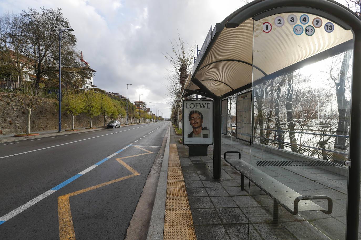 Un centenar de efectivos del Ejercito de Tierra apoyan este lunes a la Policía Nacional en labores de reconocimiento de infraestructuras críticas de Santander y Torrelavega.A lo largo del día de hoy han realizado labores de vigilancia y control en la zona de las estaciones, el Parque Científico y Tecnológico o los grandes centros comerciales de Santander, así como en el Mercado de Ganados o el centro urbano de Torrelavega.