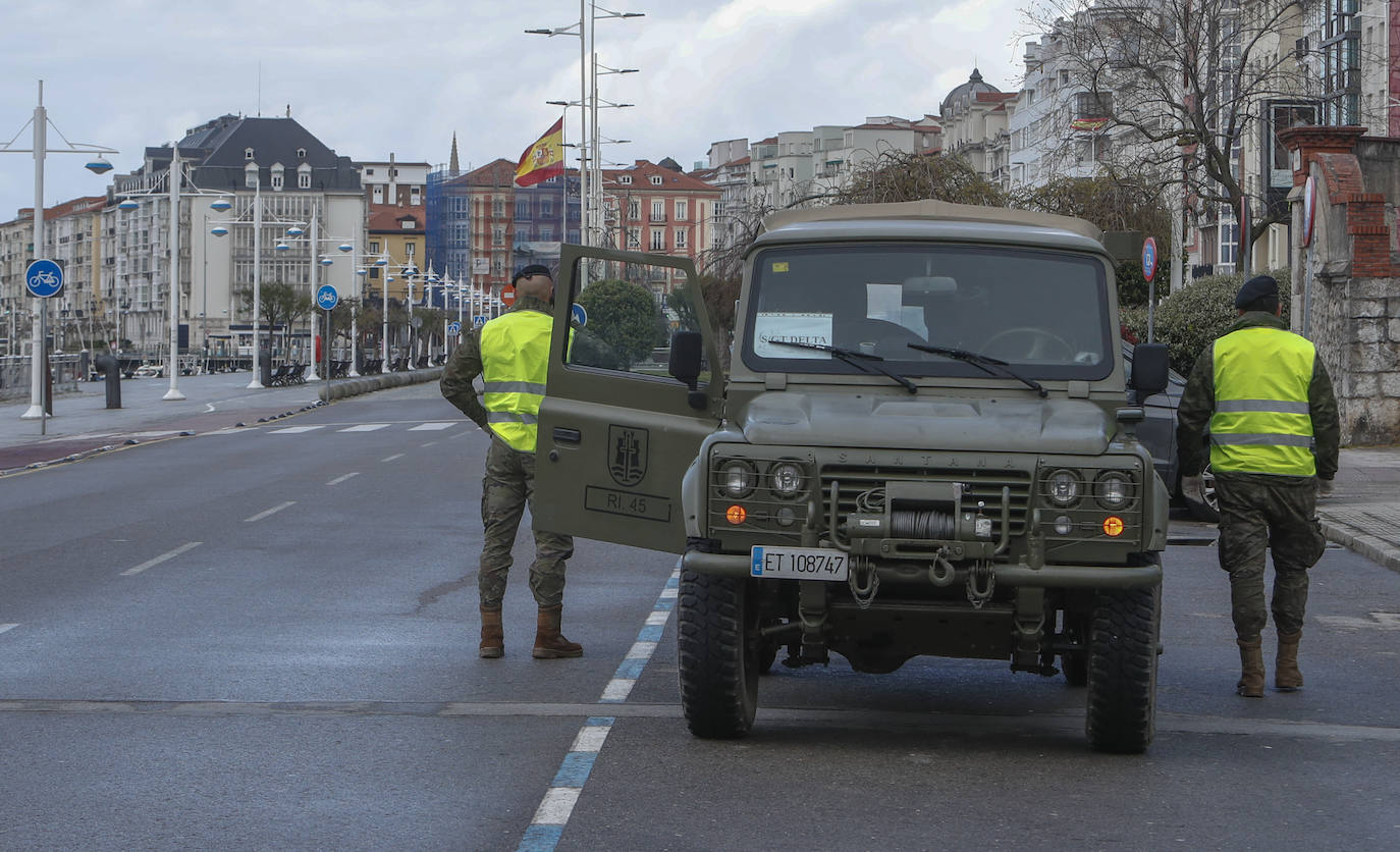 Un centenar de efectivos del Ejercito de Tierra apoyan este lunes a la Policía Nacional en labores de reconocimiento de infraestructuras críticas de Santander y Torrelavega.A lo largo del día de hoy han realizado labores de vigilancia y control en la zona de las estaciones, el Parque Científico y Tecnológico o los grandes centros comerciales de Santander, así como en el Mercado de Ganados o el centro urbano de Torrelavega.