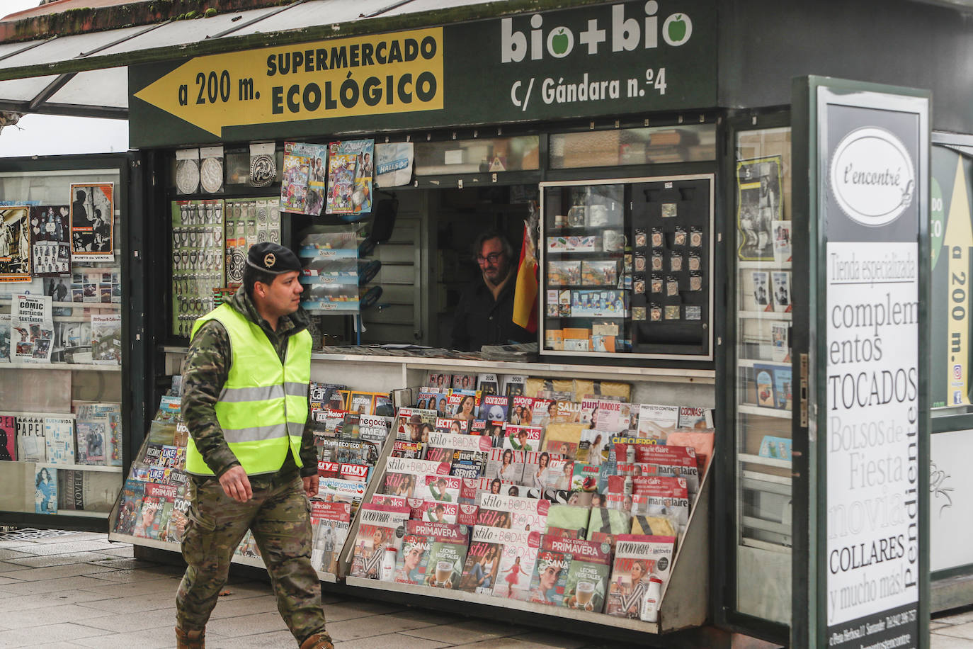 Un centenar de efectivos del Ejercito de Tierra apoyan este lunes a la Policía Nacional en labores de reconocimiento de infraestructuras críticas de Santander y Torrelavega.A lo largo del día de hoy han realizado labores de vigilancia y control en la zona de las estaciones, el Parque Científico y Tecnológico o los grandes centros comerciales de Santander, así como en el Mercado de Ganados o el centro urbano de Torrelavega.