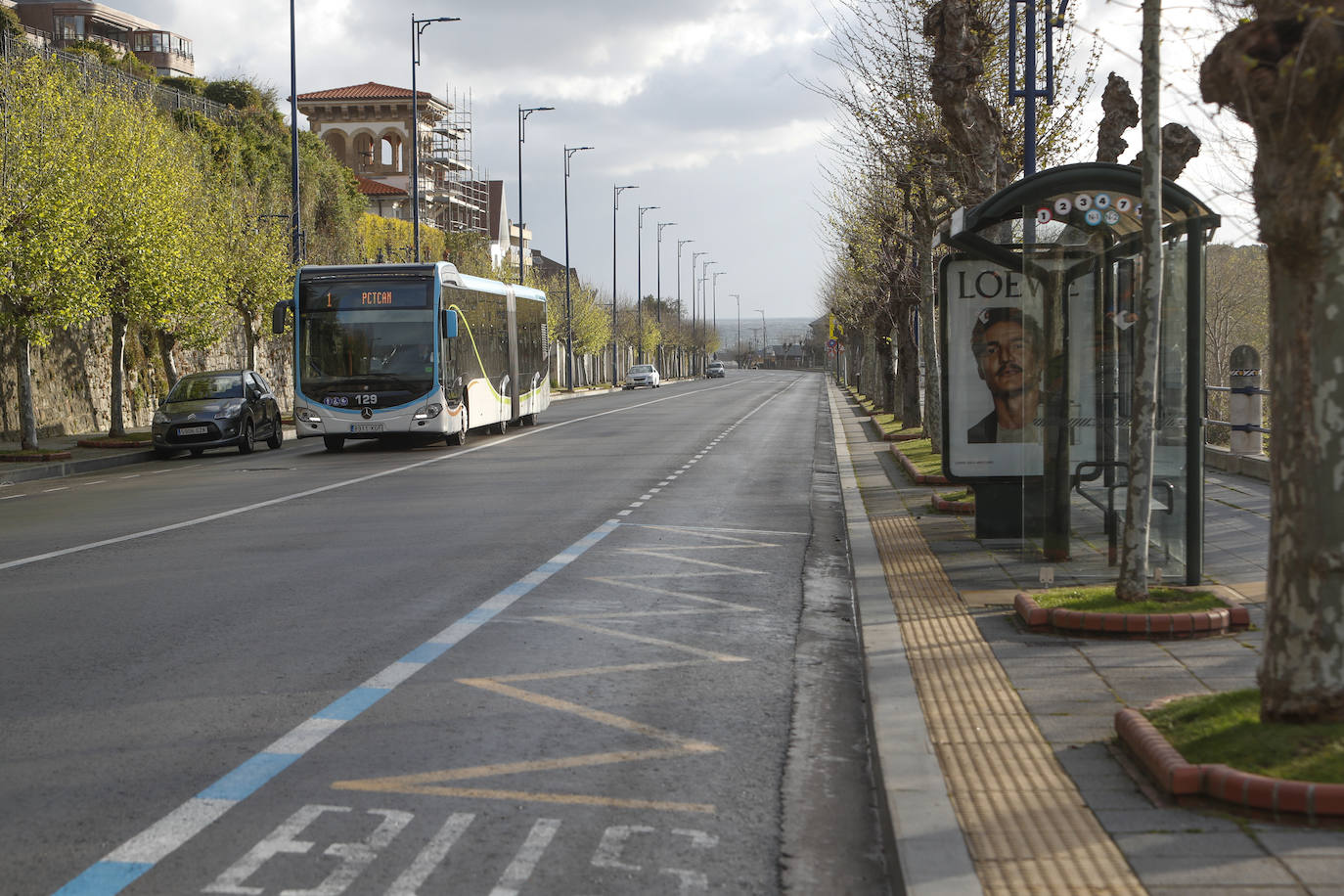 Un centenar de efectivos del Ejercito de Tierra apoyan este lunes a la Policía Nacional en labores de reconocimiento de infraestructuras críticas de Santander y Torrelavega.A lo largo del día de hoy han realizado labores de vigilancia y control en la zona de las estaciones, el Parque Científico y Tecnológico o los grandes centros comerciales de Santander, así como en el Mercado de Ganados o el centro urbano de Torrelavega.