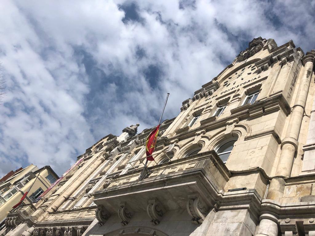 Reinosa amaneció nevando y en Liébana no se esperaban que la nevada fuera a ser tan copiosa como la registrada hoy. Hasta han visto nevar tímidamente en Torrelavega. En localidades costeras ha granizado en algunos momentos de la mañana y en toda la región está haciendo mucho frío. El mal tiempo se ha aliado con el endurecimiento de las medidas de confinamiento. Muy poca gente está saliendo a la calle este lunes. Las obras han parado y las fábricas han comenzado a preparar su completa paralización. La vida, ahora sí, continúa dentro de las casas en esta tercera semana del estado de alarma.